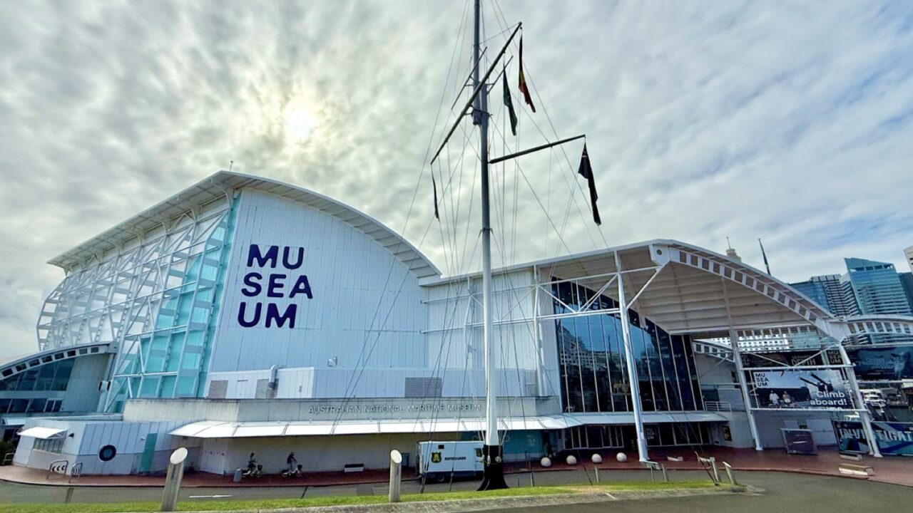 オーストラリア国立海洋博物館 メインビル外観。「MUSEUM」の青い大文字