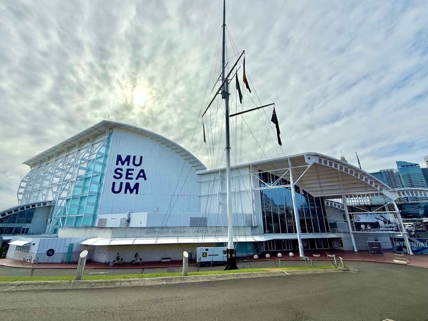 オーストラリア国立海洋博物館 メインビル外観。「MUSEUM」の青い大文字