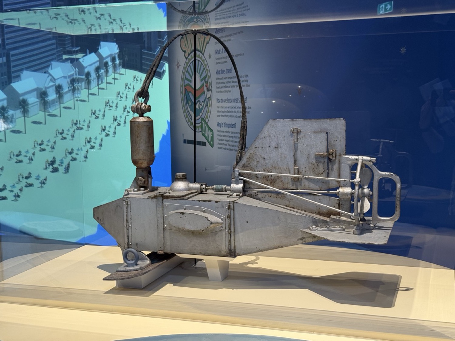 海洋関連の歴史的機械の展示(魚雷?水中機器)