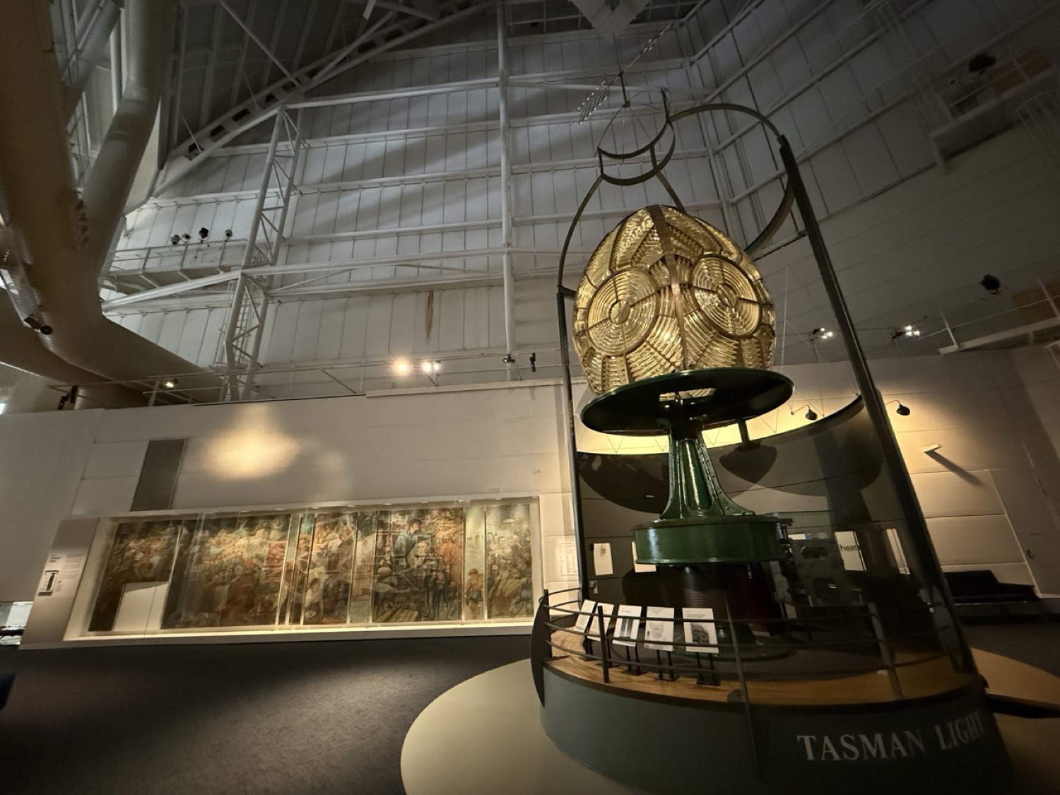タスマン灯台の巨大なフレネルレンズの実物展示