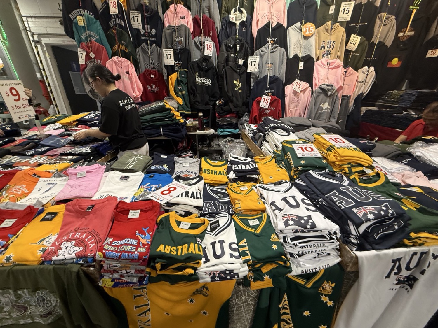 Market Cityのお土産フロア。AUSTRALIA・KOALA柄のTシャツやパーカーが並ぶ