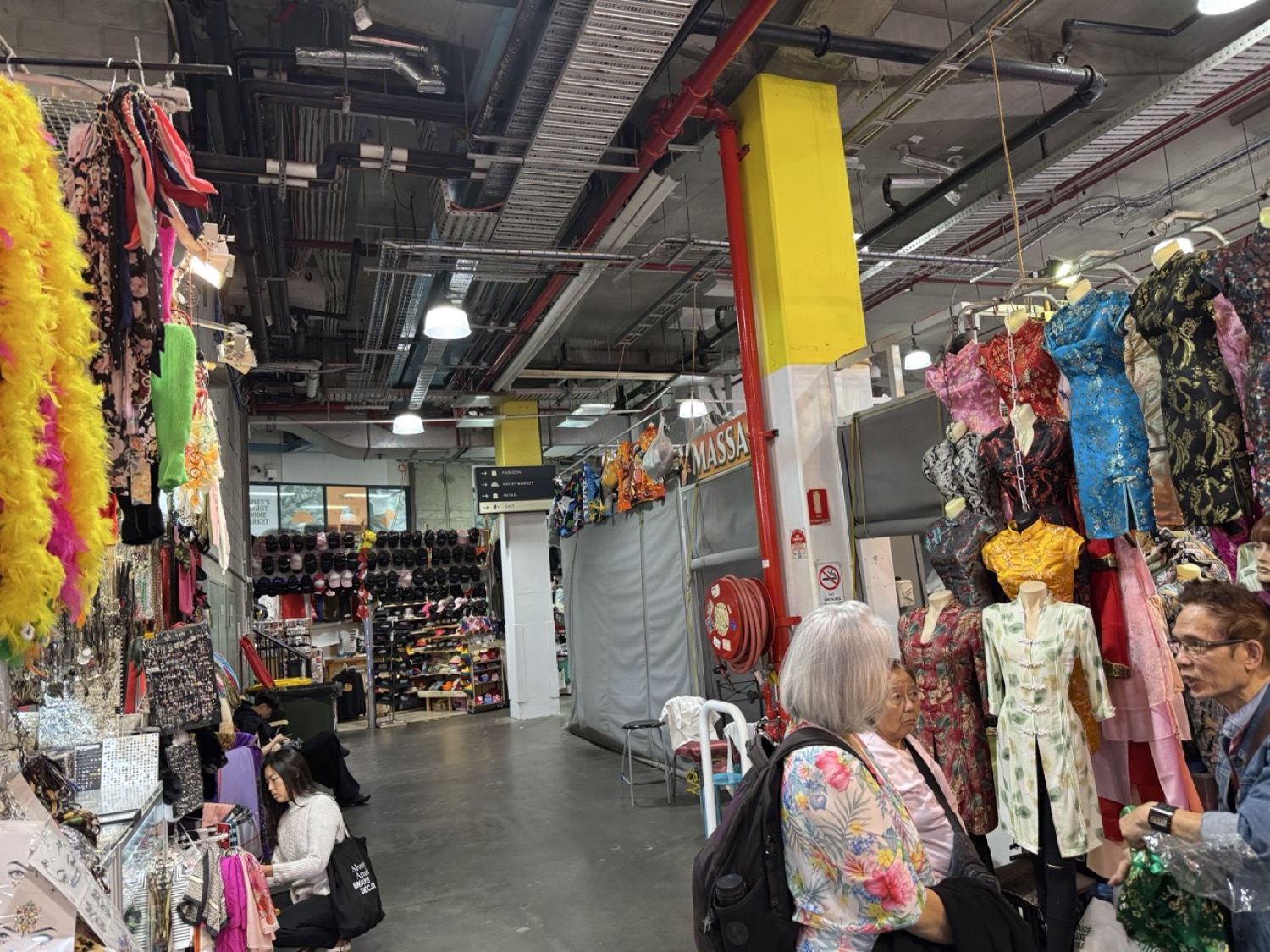チャイナドレス(チャイナ服)の専門ショップ。チャイナタウンらしい店構え