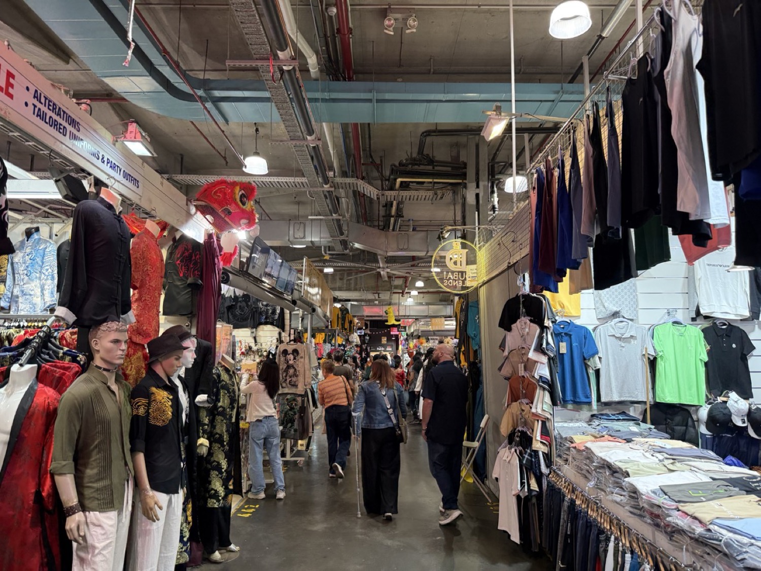 Market Cityの衣料エリア。マネキンと服がぎっしり並ぶ通路