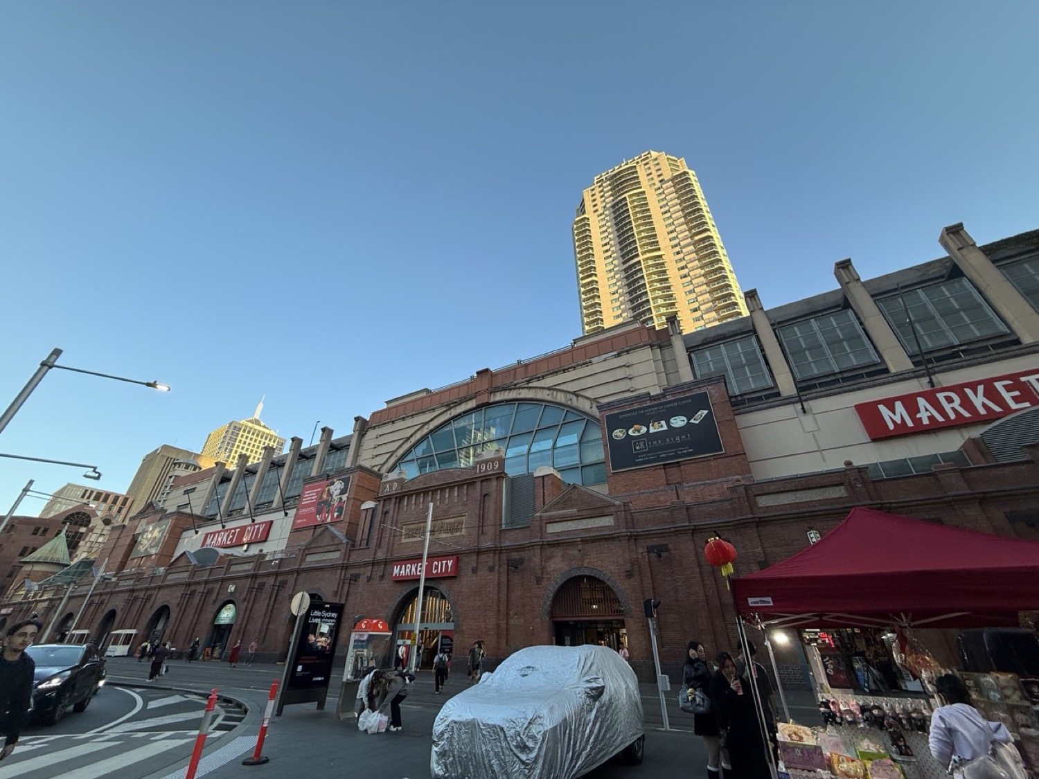 Market City外観(夕方)。1909年築のレンガファサードと夕陽が当たる高層タワー