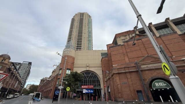 Market City外観（昼）。レンガ造りの建物に「MARKET CITY」看板
