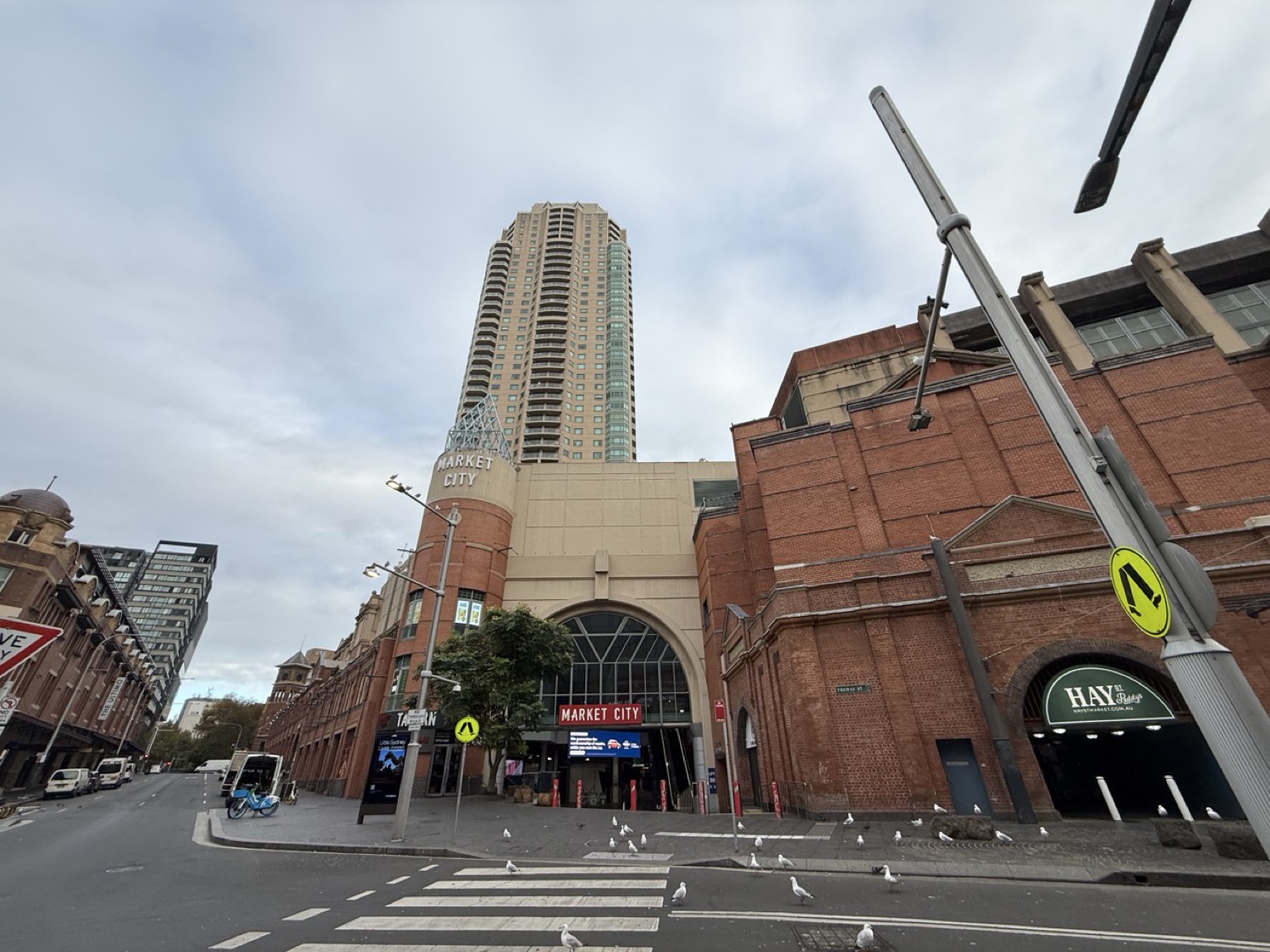 Market City外観(昼)。レンガ造りの建物に「MARKET CITY」看板
