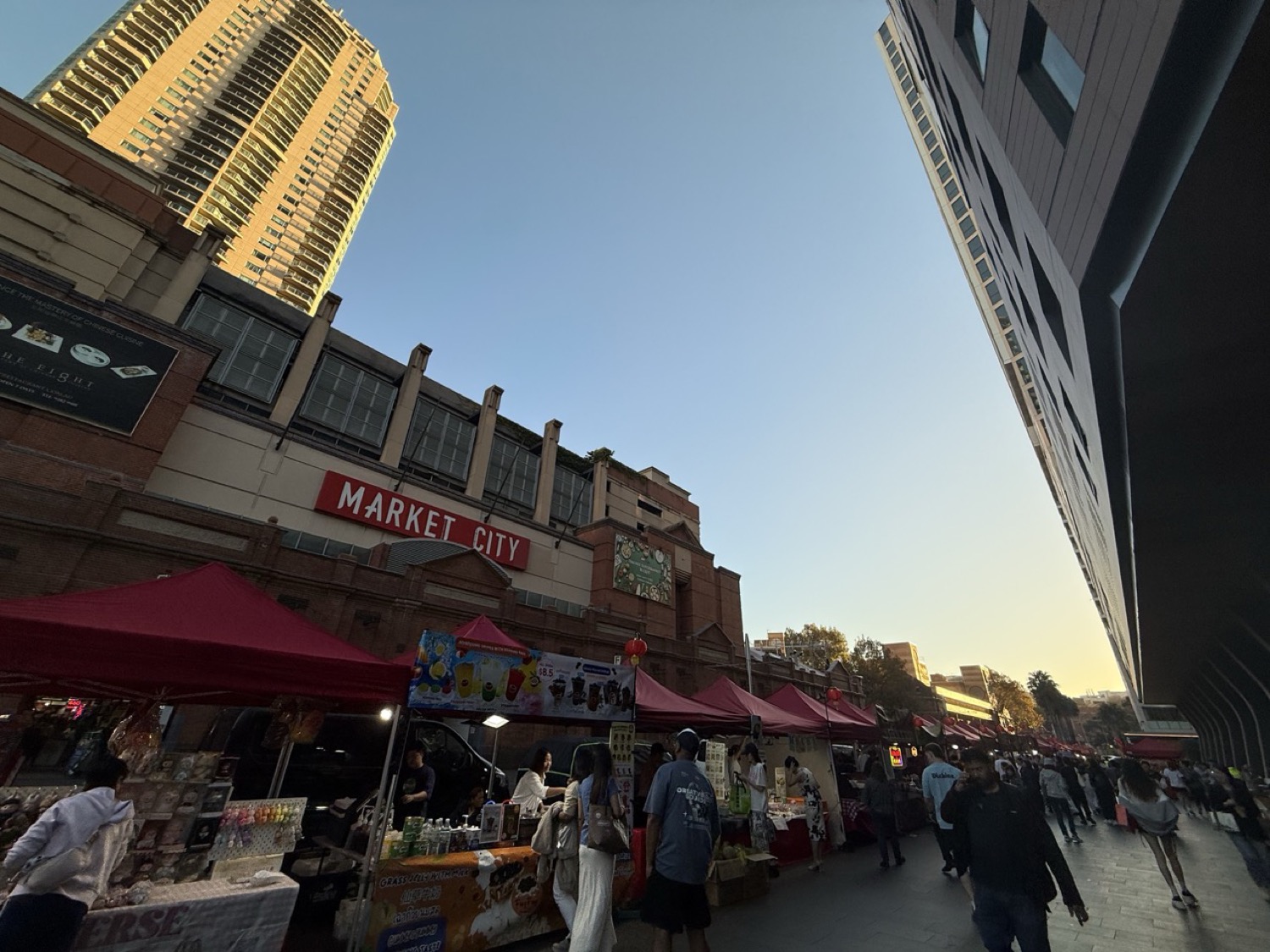 Market City側面のチャイナタウン屋台。週末ナイトマーケットの賑わい