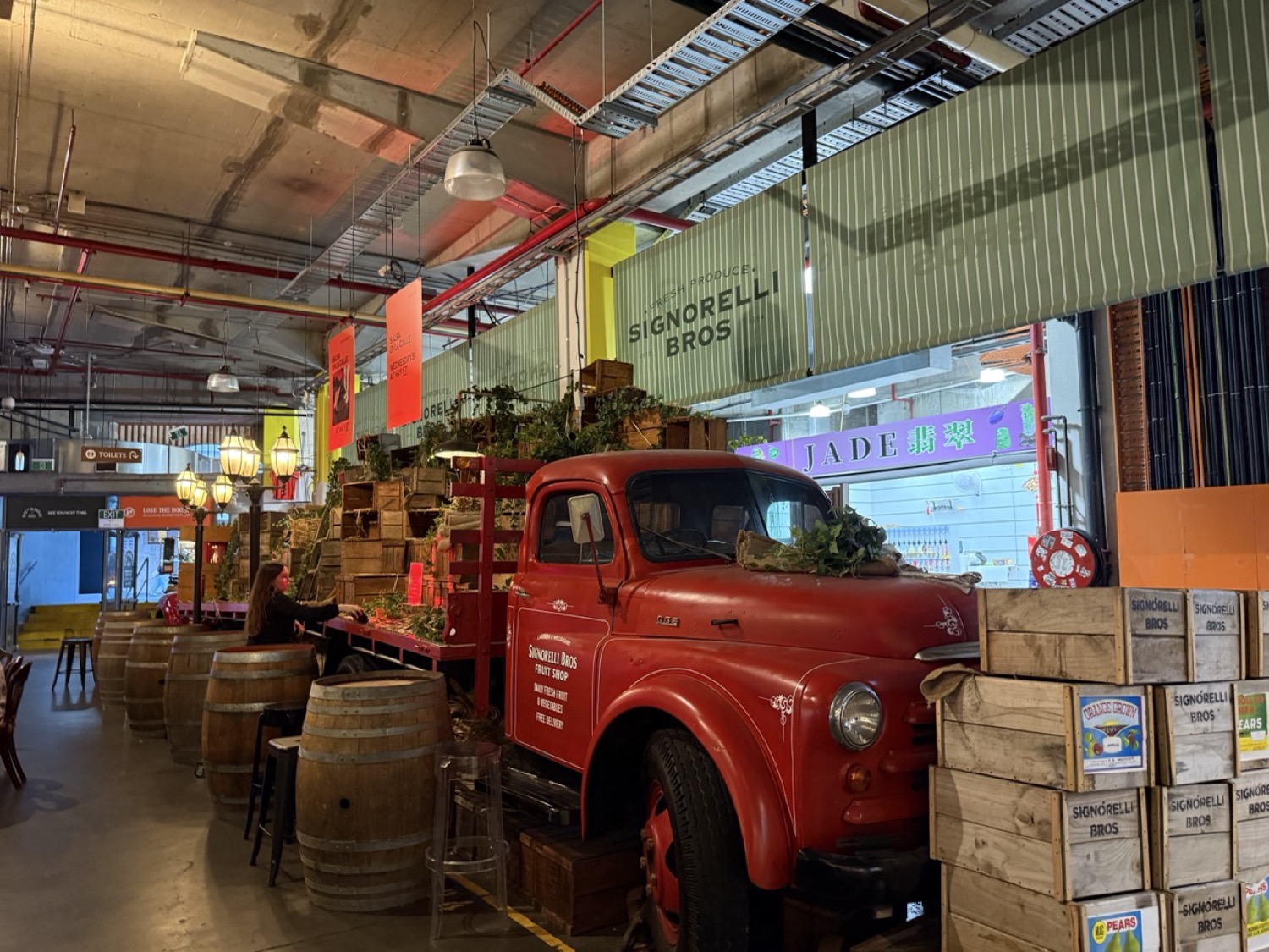 Market City館内の SIGNORELLI BROS。アンティークな赤いトラックの展示が目印