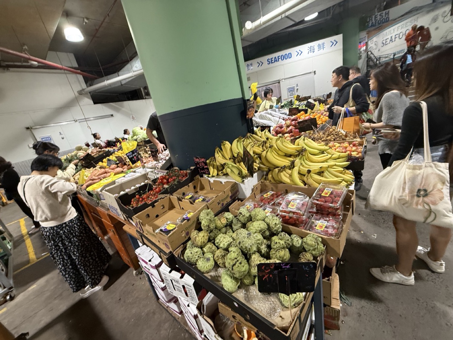 Paddy's Markets フルーツ&SEAFOODエリア。バナナ・チェリモヤ・チェリーが並ぶ