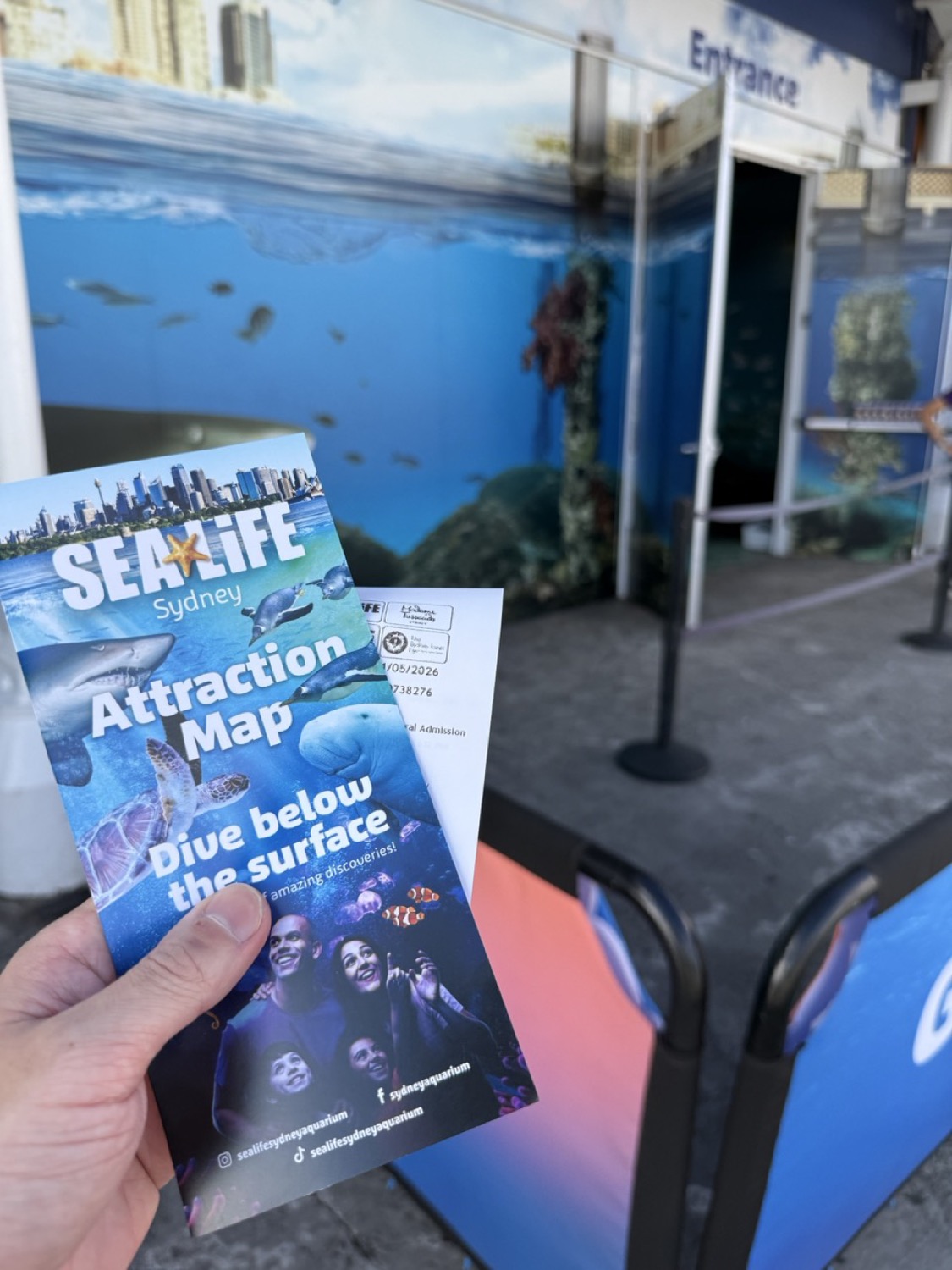 水族館入口でAttraction Mapパンフを片手にエントランスへ