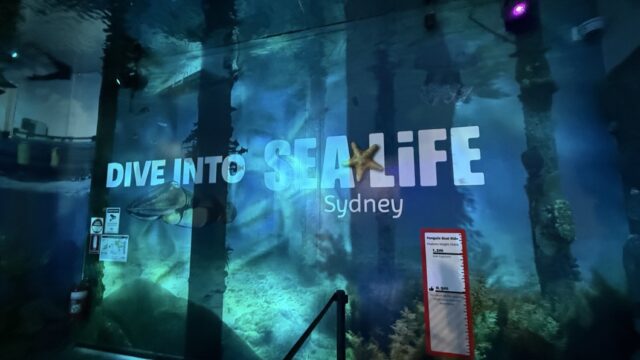 館内ロビーの「DIVE INTO SEA LIFE Sydney」大型ビジュアル