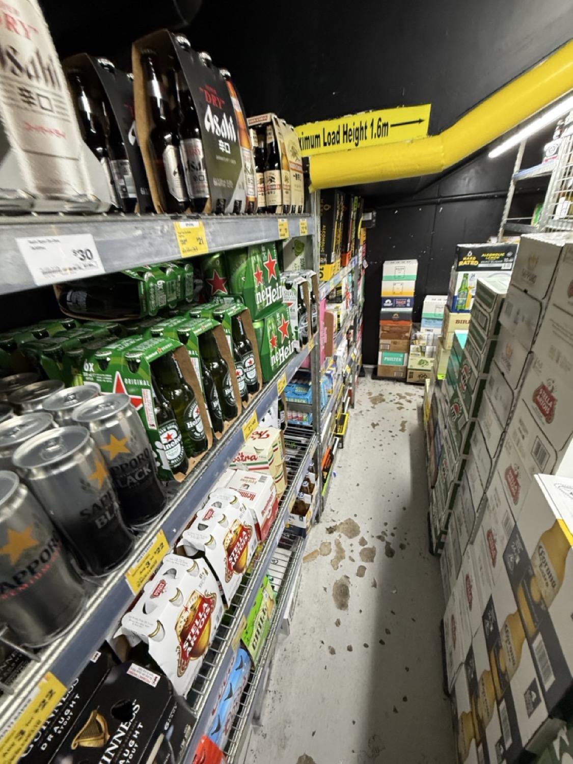 店内の陳列棚