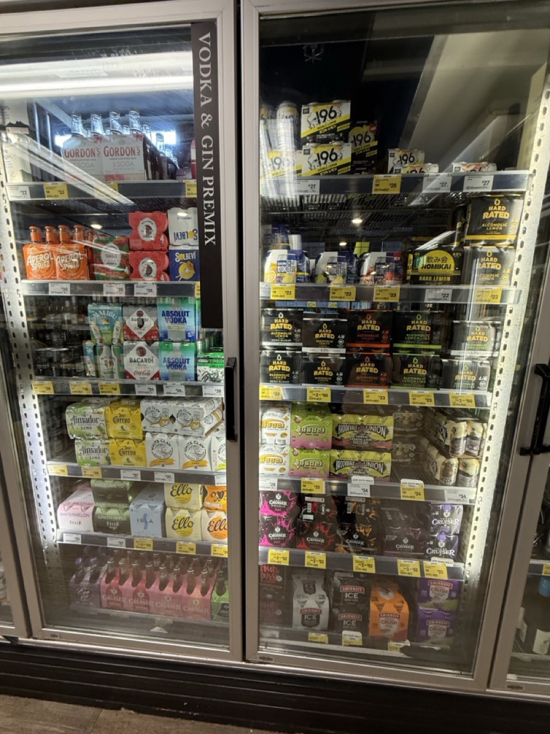 スーパー（Coles/Woolworths）のVODKA & GIN PREMIX冷蔵ケース