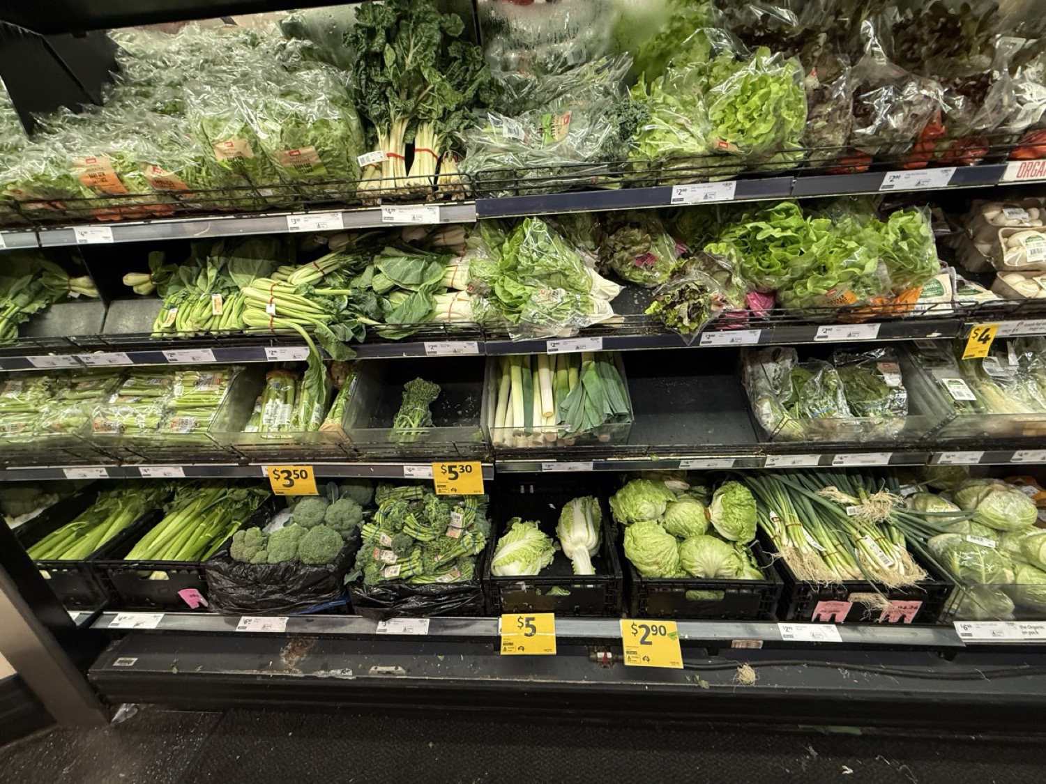 スーパーの青果コーナー。$3〜$5の野菜の黄色値札
