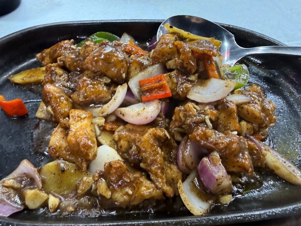 クアラルンプールのアロー通りで食べた黒こしょう風味の鶏料理