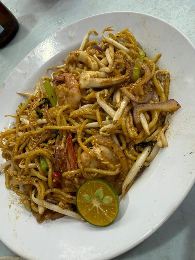 クアラルンプールのアロー通りで食べた海鮮入り炒め麺