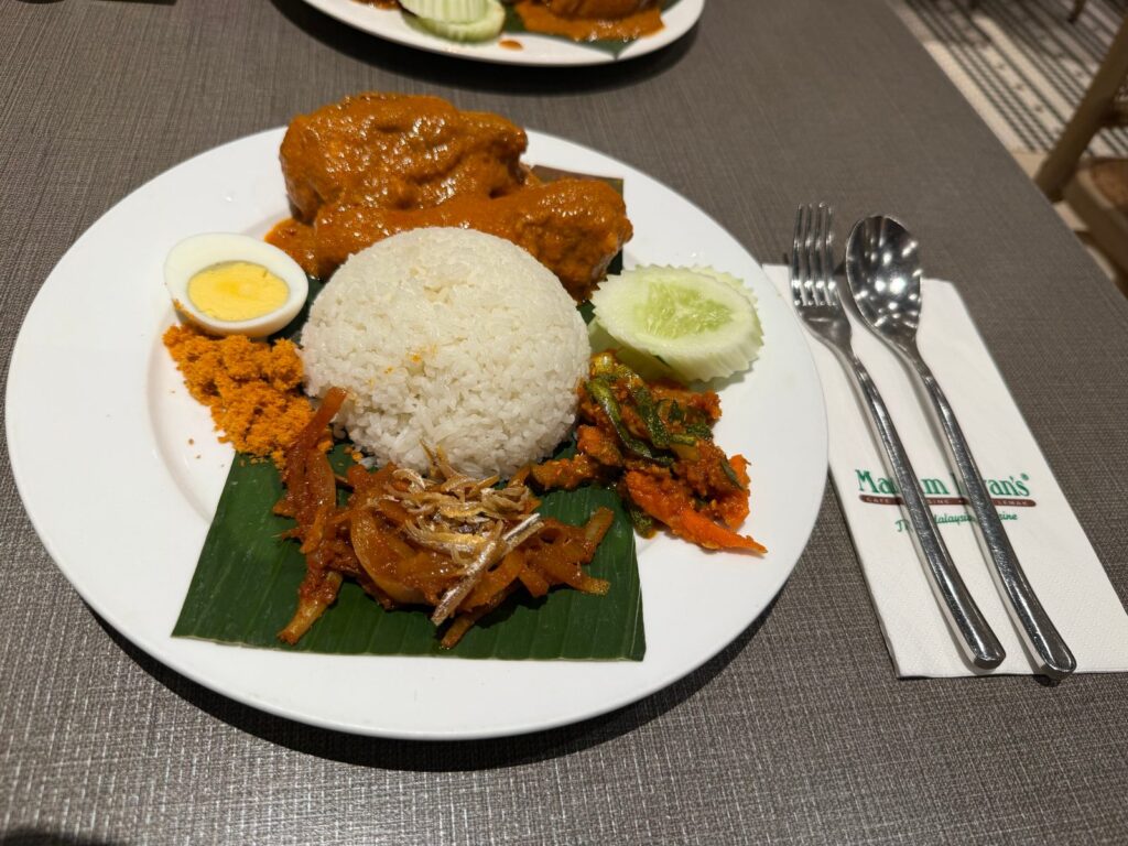 Madam Kwan'sで食べたナシレマのカレーチキン