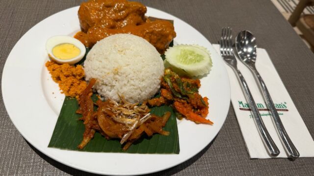 Madam Kwan'sで食べたナシレマのカレーチキン