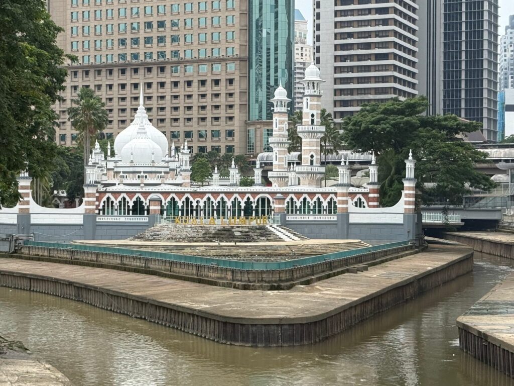 River of Lifeの川沿いから見るマスジッド・ジャメ