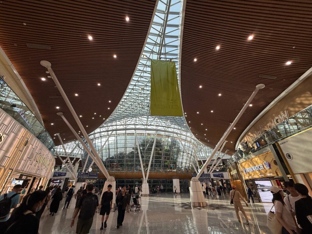 クアラルンプール国際空港から市内へ向かう前のKLIAターミナル