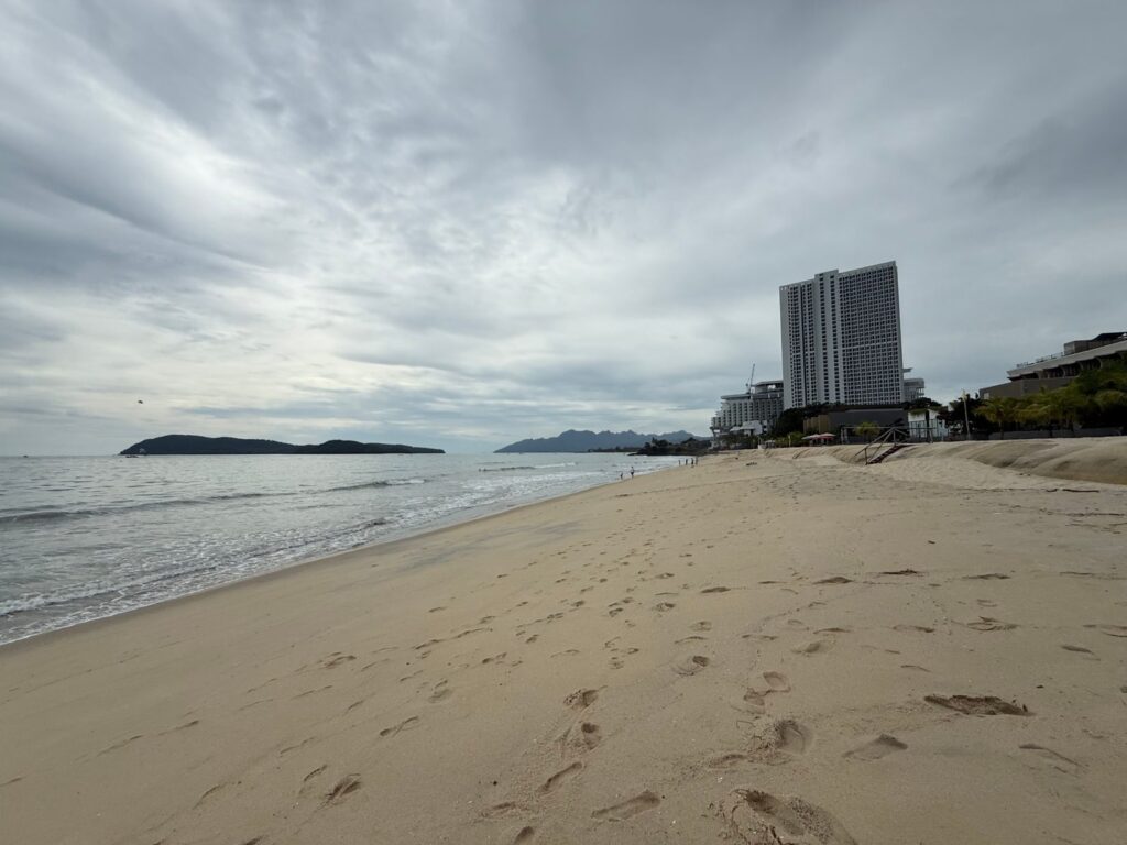 パンタイチェナンの広い砂浜