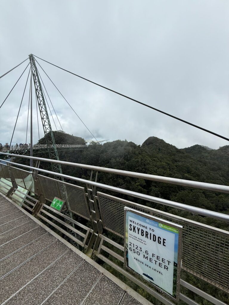 ランカウイSkyBridgeの歩道と主塔
