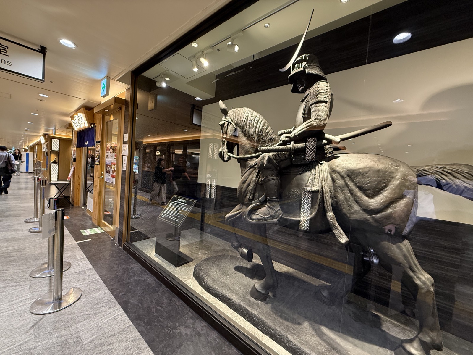 仙台駅牛たん通りの通路に展示された伊達武将の騎馬像