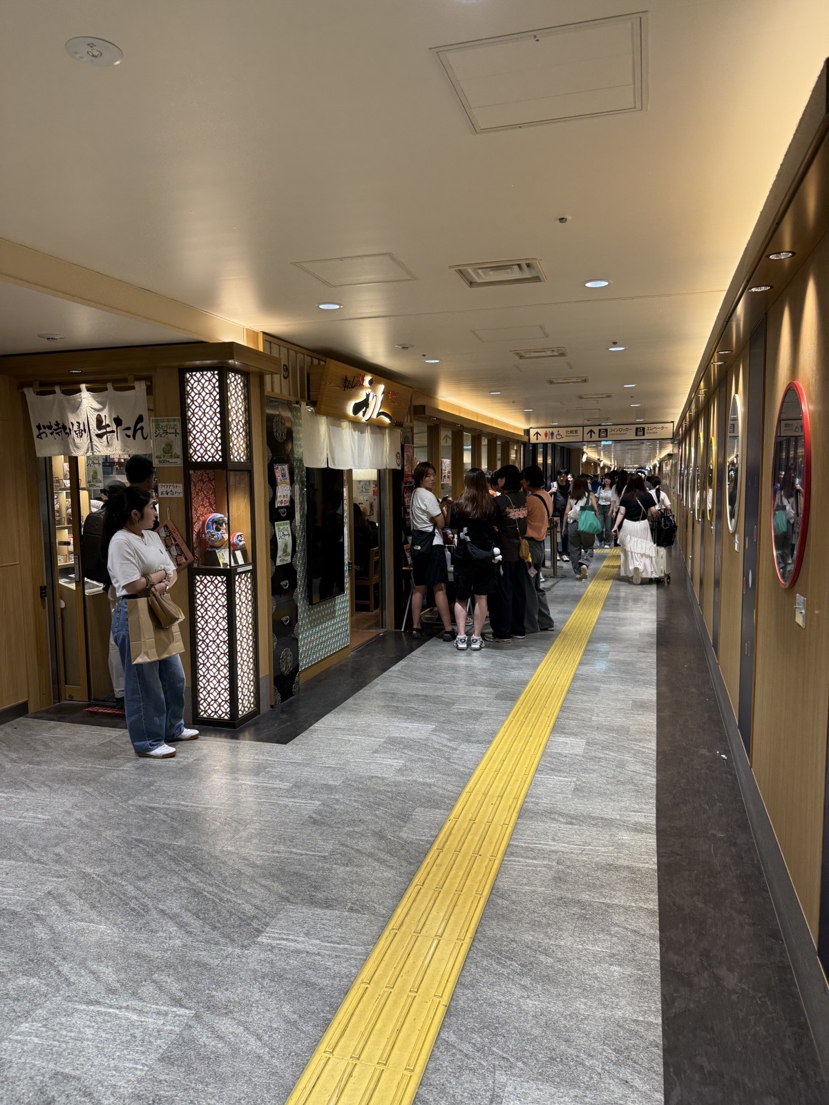 仙台駅の牛たん通りで店舗前に列ができている通路