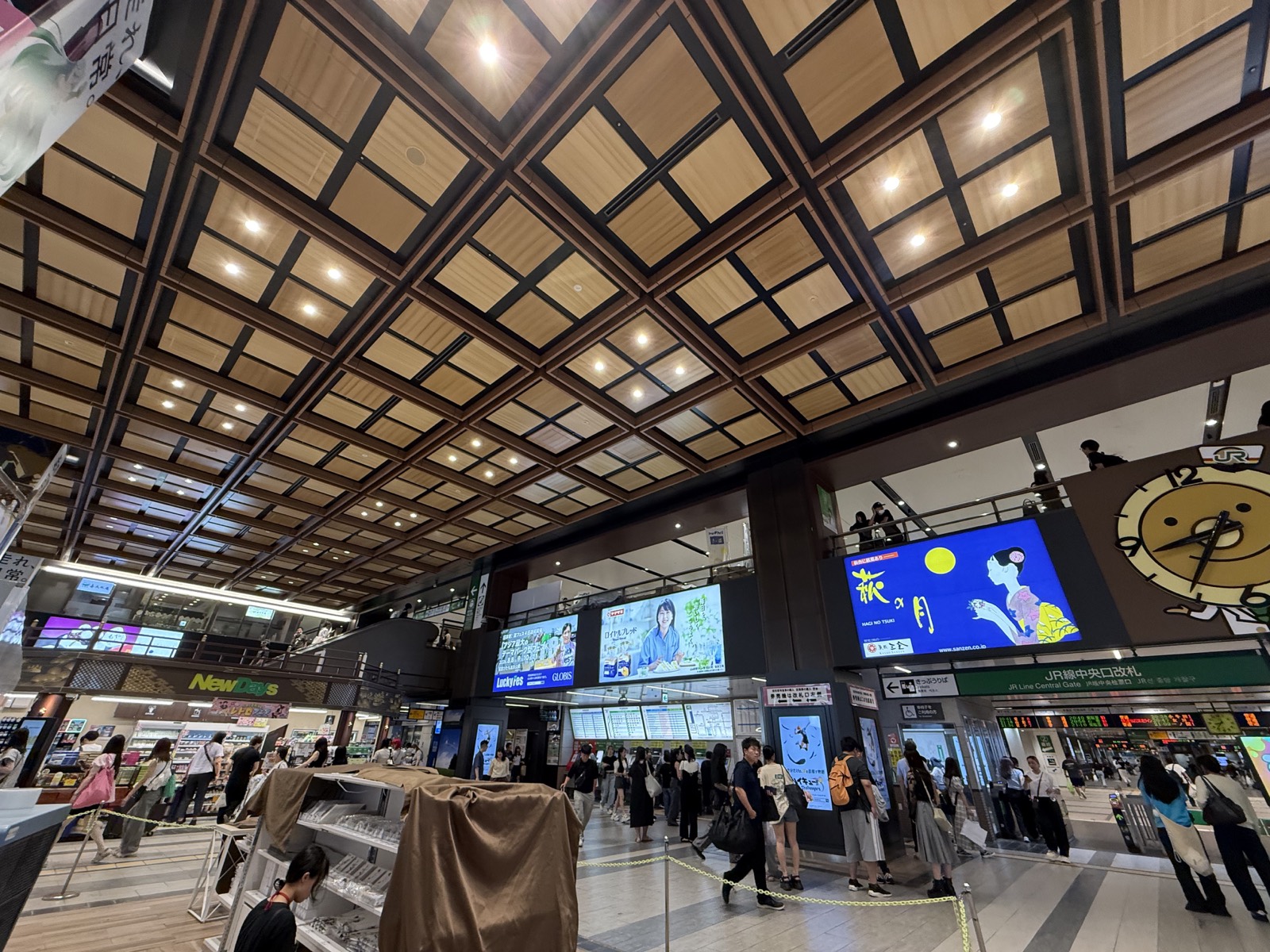 仙台駅2階中央コンコースとJR線中央口周辺の様子