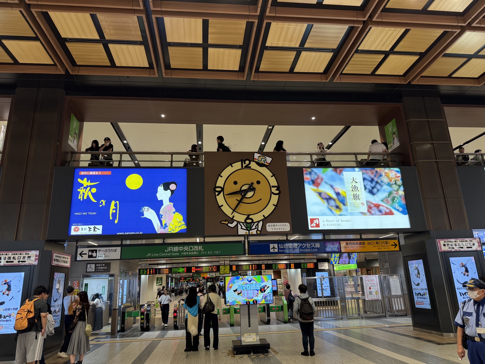 仙台駅2階のJR線中央口改札と頭上の発車標・案内表示