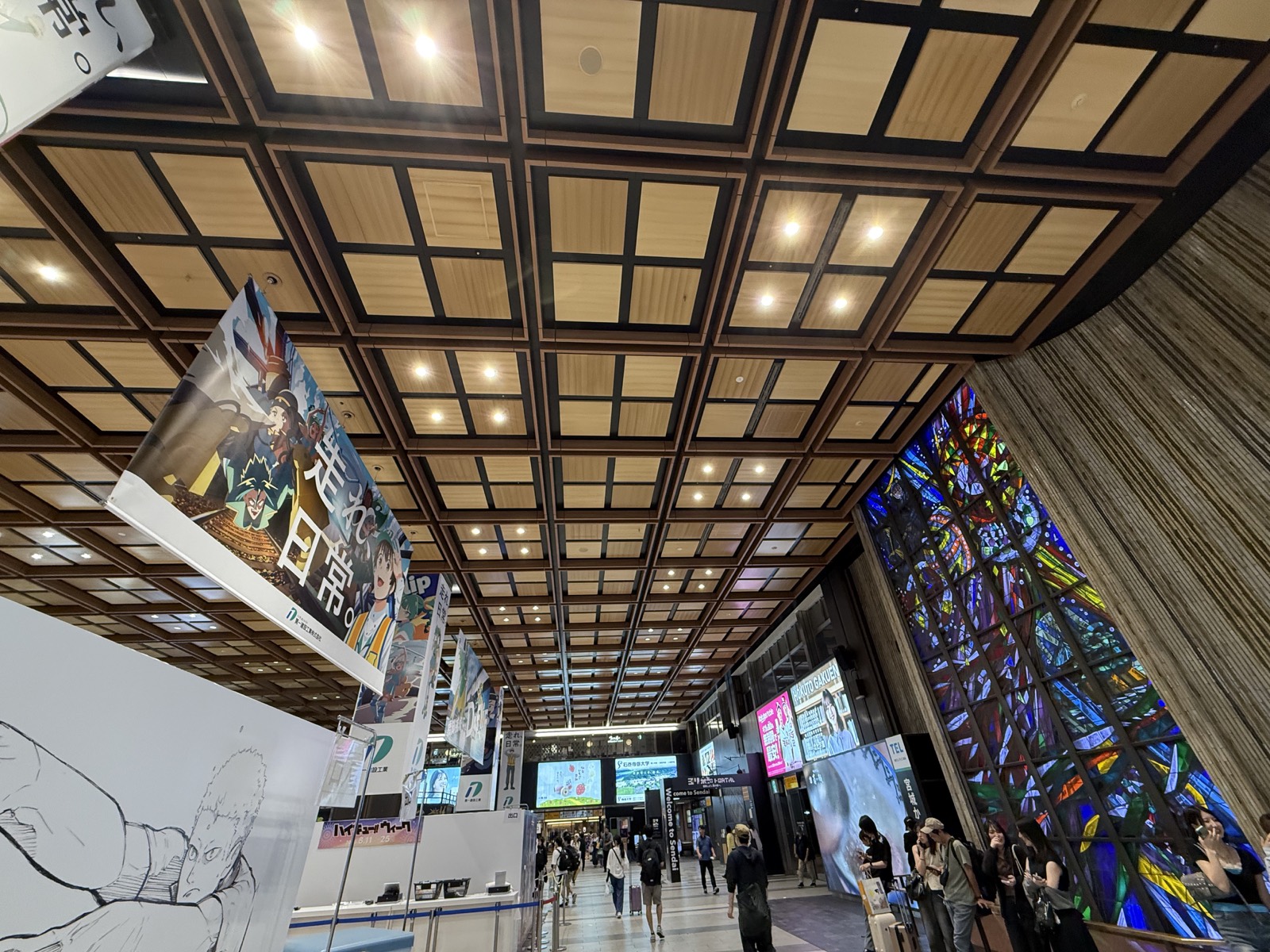 仙台駅2階中央口周辺のステンドグラスと中央コンコース