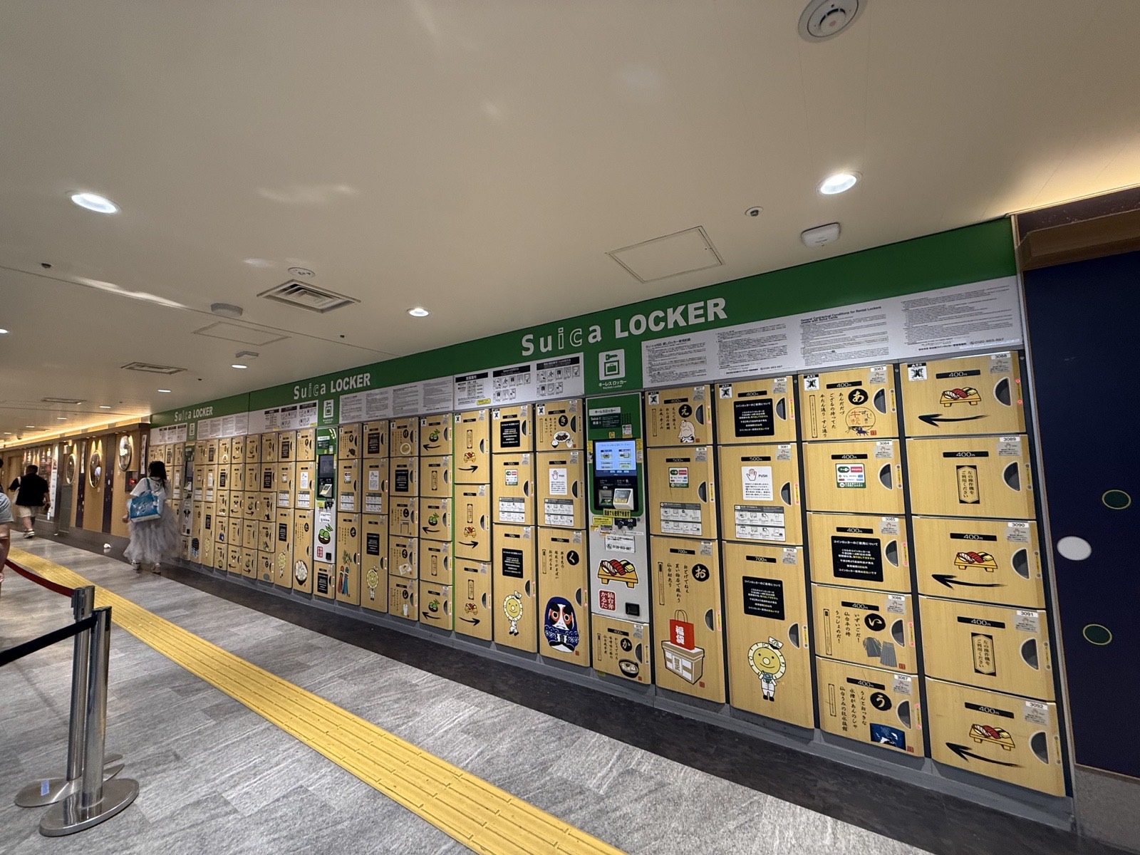 仙台駅3階の通路沿いに並ぶSuica対応コインロッカー