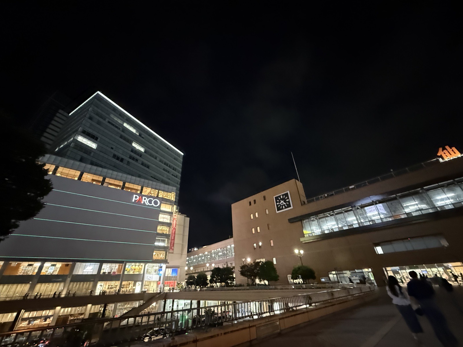 仙台駅西口の駅舎とPARCOをペデストリアンデッキから見た夜景