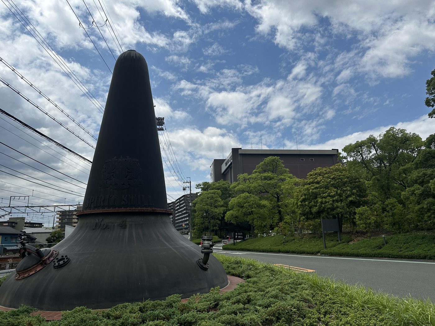 山崎蒸溜所前のポットスチル型モニュメント
