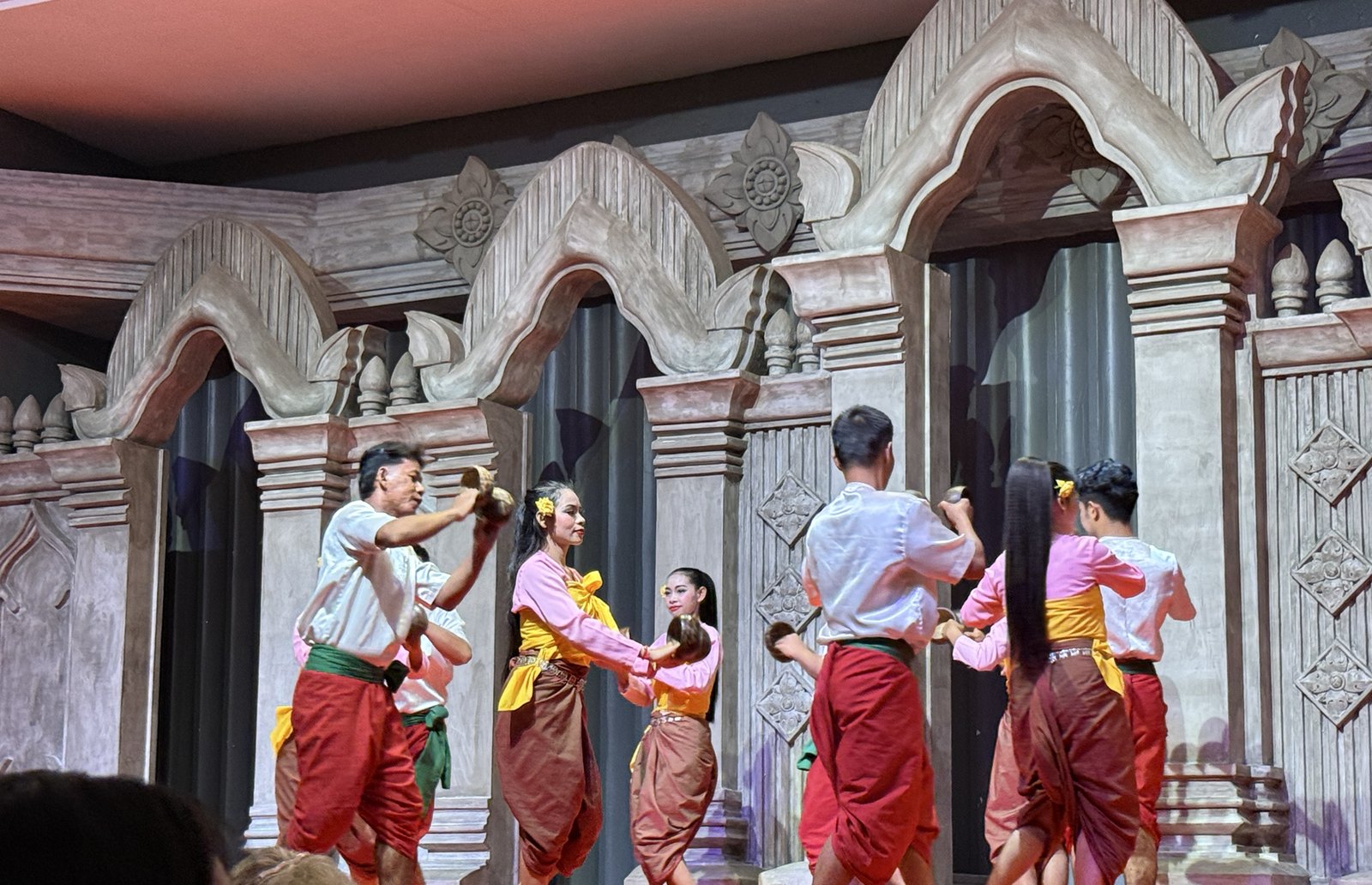 Amazon Angkor Restaurantで複数の踊り手が披露する民俗舞踊