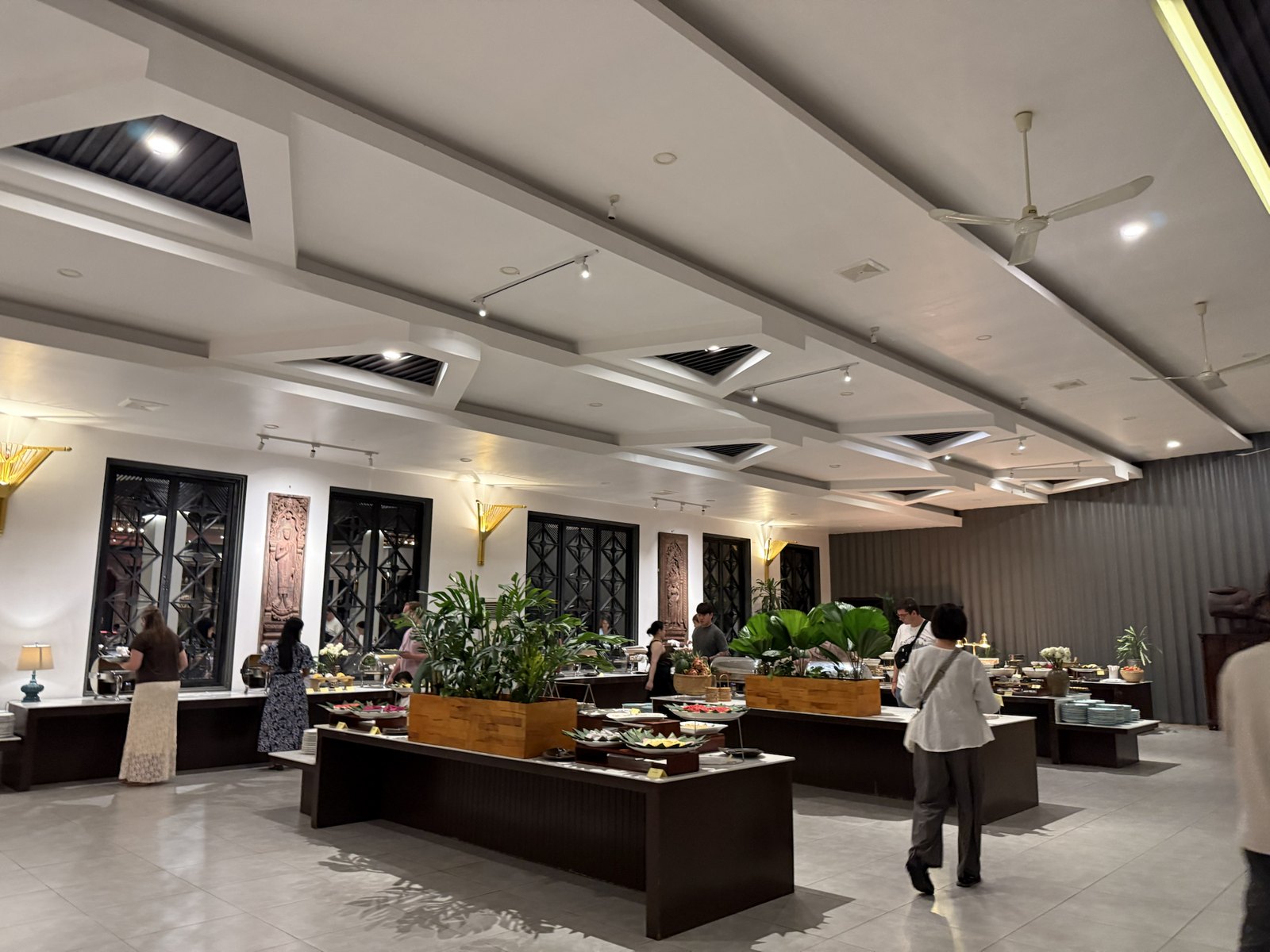 Amazon Angkor Restaurantで夕食を選ぶビュッフェ台
