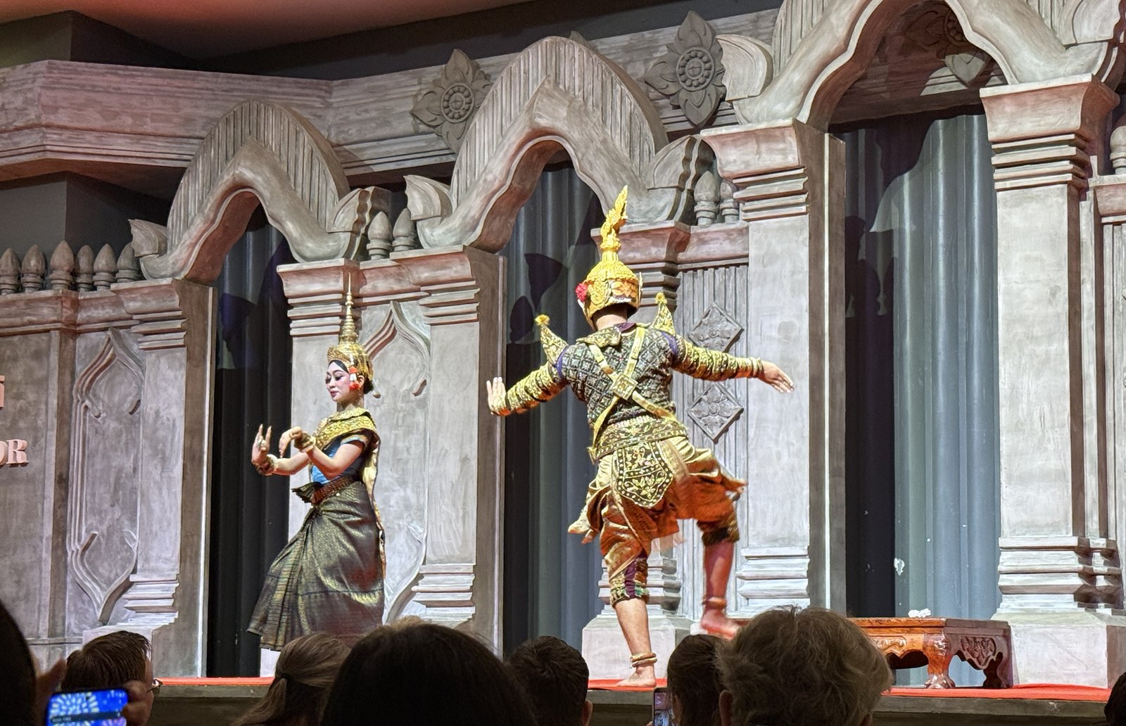 Amazon Angkor Restaurantで水晶玉を持つ女神メカラと斧を振るう悪神を演じる踊り手