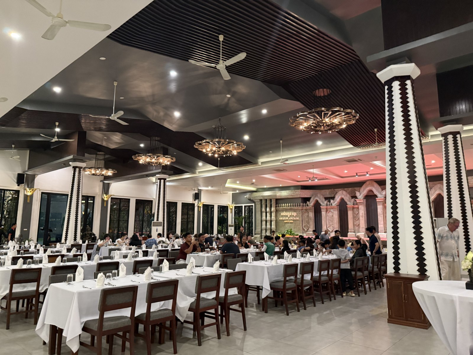 アプサラダンスの舞台を正面に見られるAmazon Angkor Restaurantの広い客席