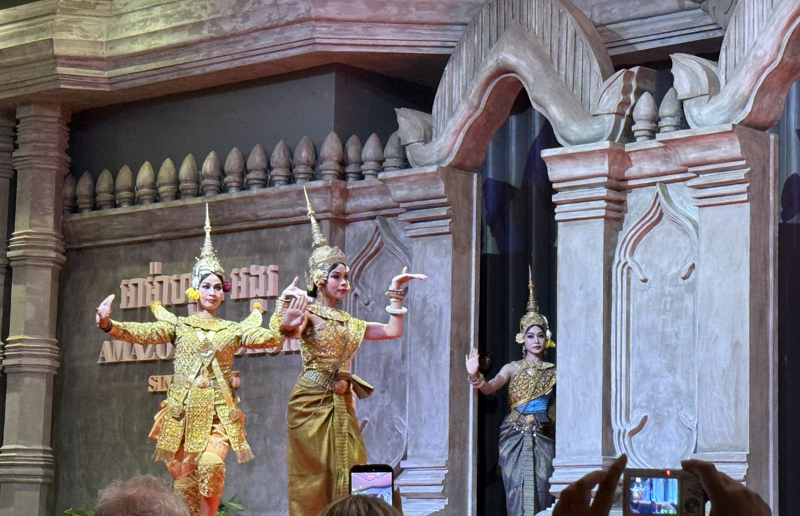 Amazon Angkor Restaurantの舞台で男女の踊り手が踊る伝統舞踊