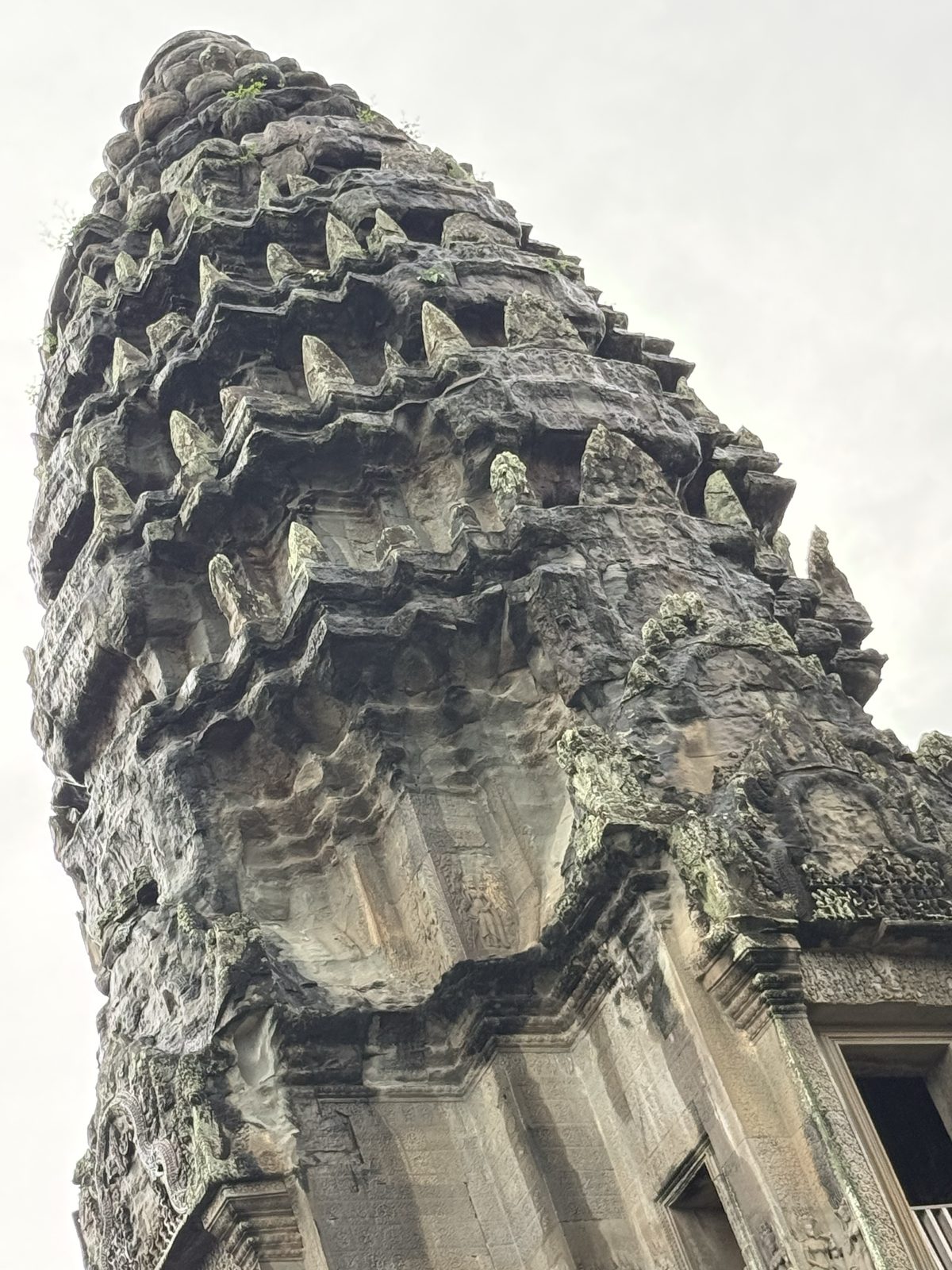 アンコールトム中心部にあるバイヨン寺院の四面像を下から見上げた実体験写真