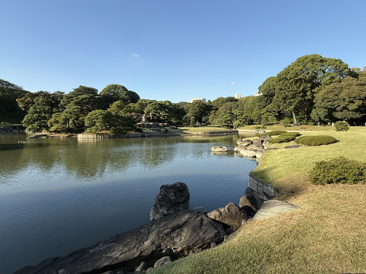 出汐湊付近から中の島を望む六義園の大泉水