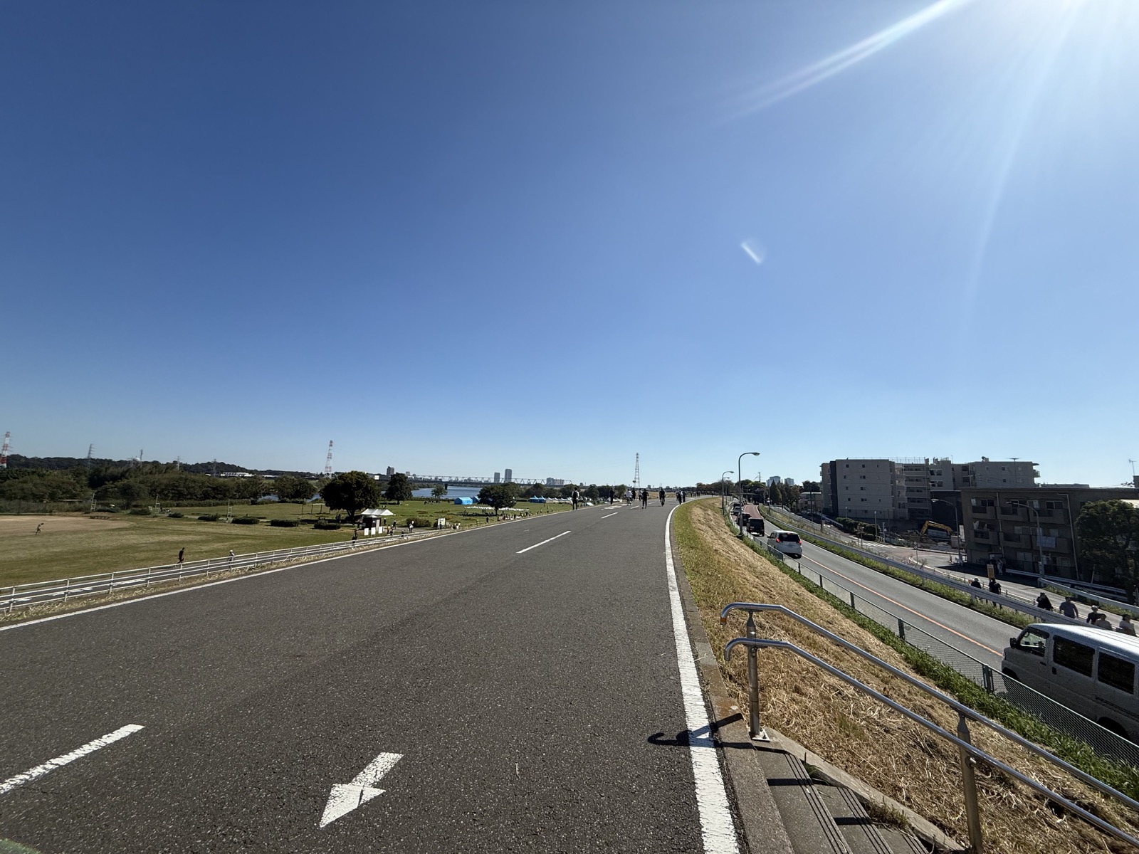 広い空と河川敷を見渡せる江戸川の土手道