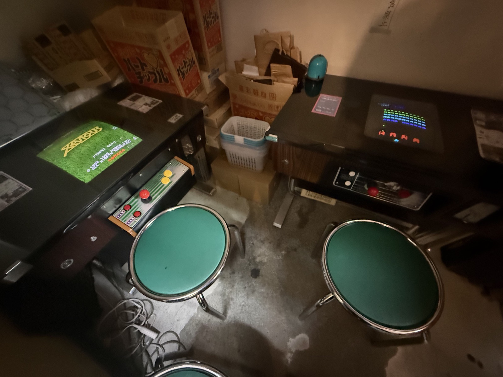 柴又ハイカラ横丁に並ぶブラウン管型ゲーム機と丸椅子