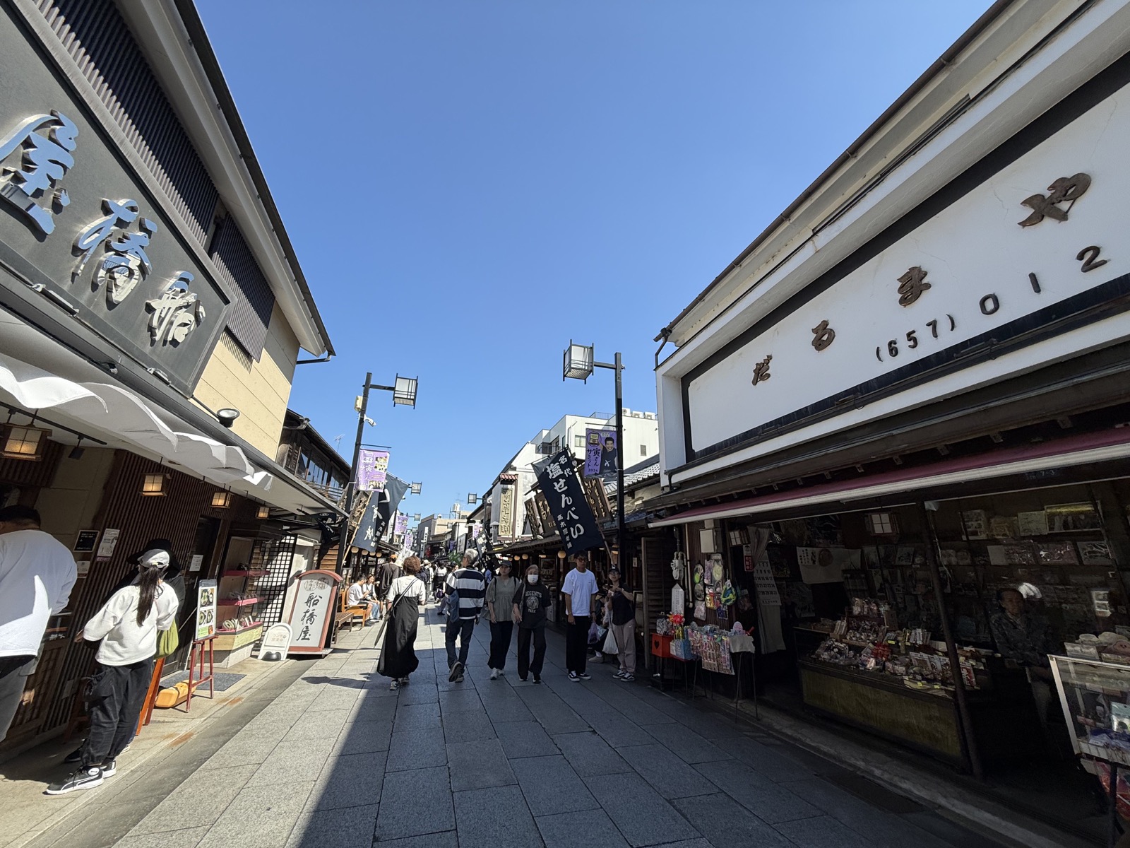 老舗の草だんご店やせんべい店が並ぶ柴又帝釈天参道