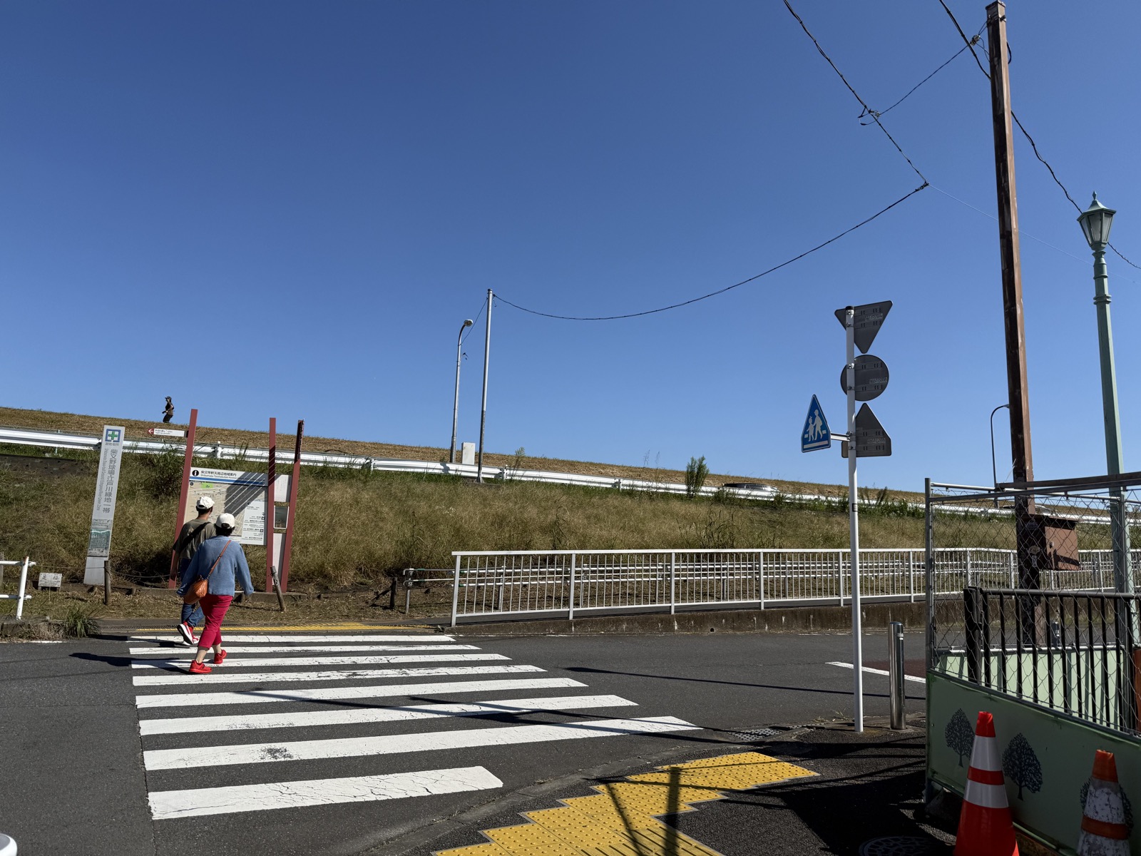 柴又公園から江戸川の土手へ上がる横断歩道と案内板