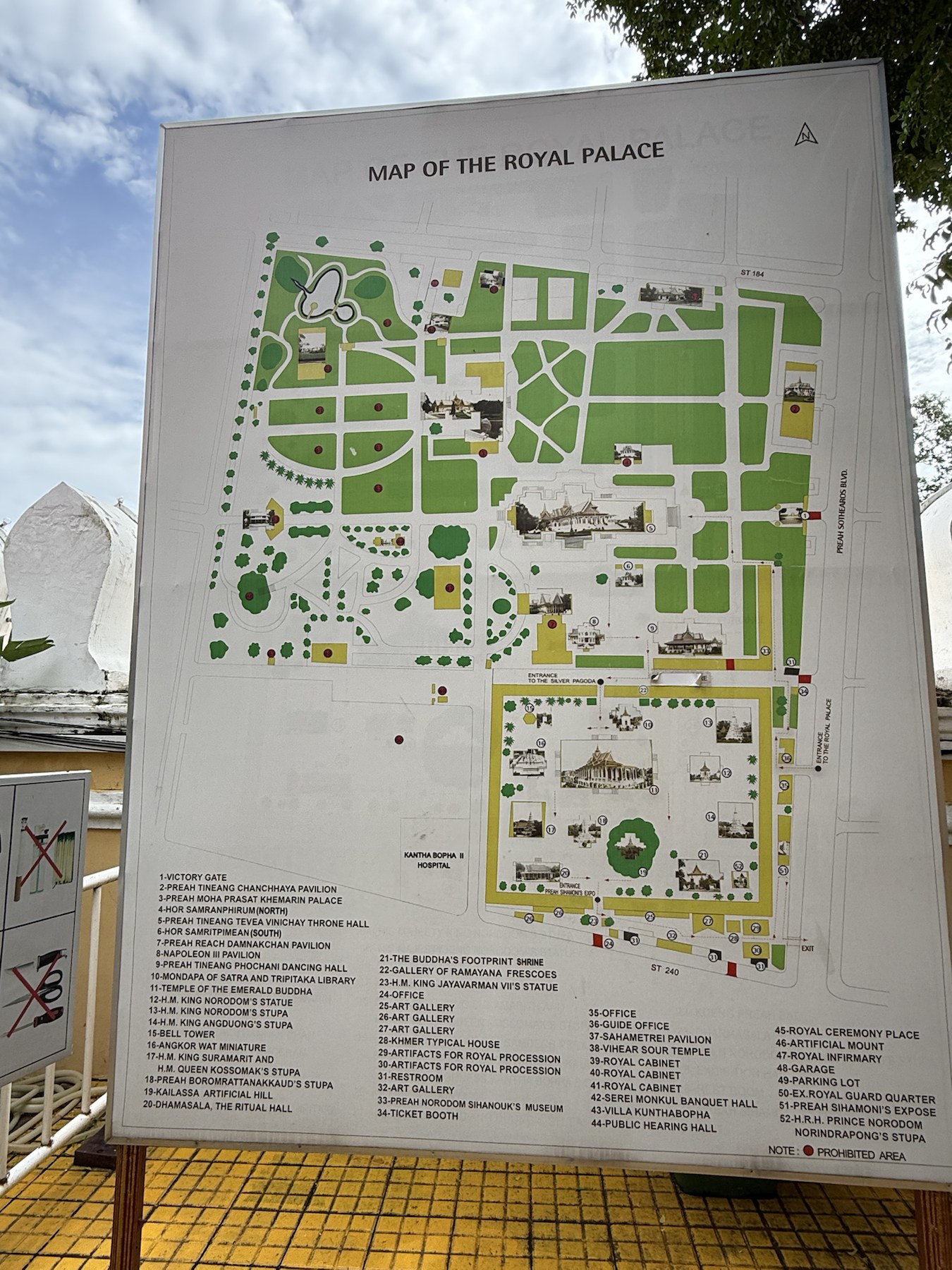 王宮とシルバーパゴダ周辺の建物や見学区域を示す現地案内図