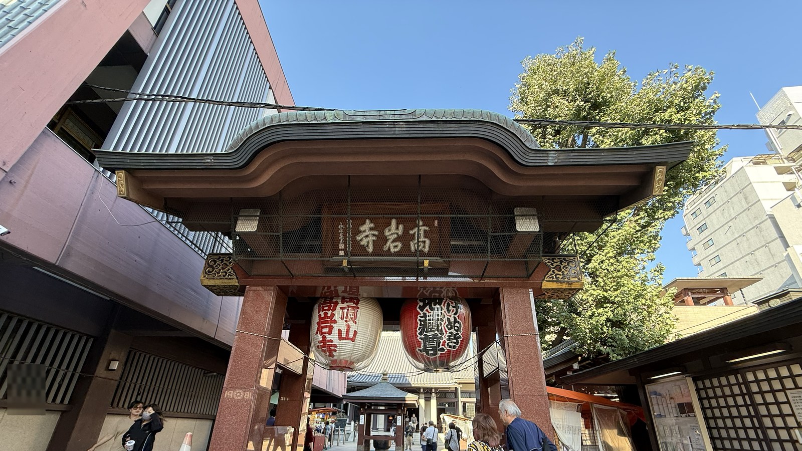 青空の下に立つ巣鴨の高岩寺山門と大きな提灯