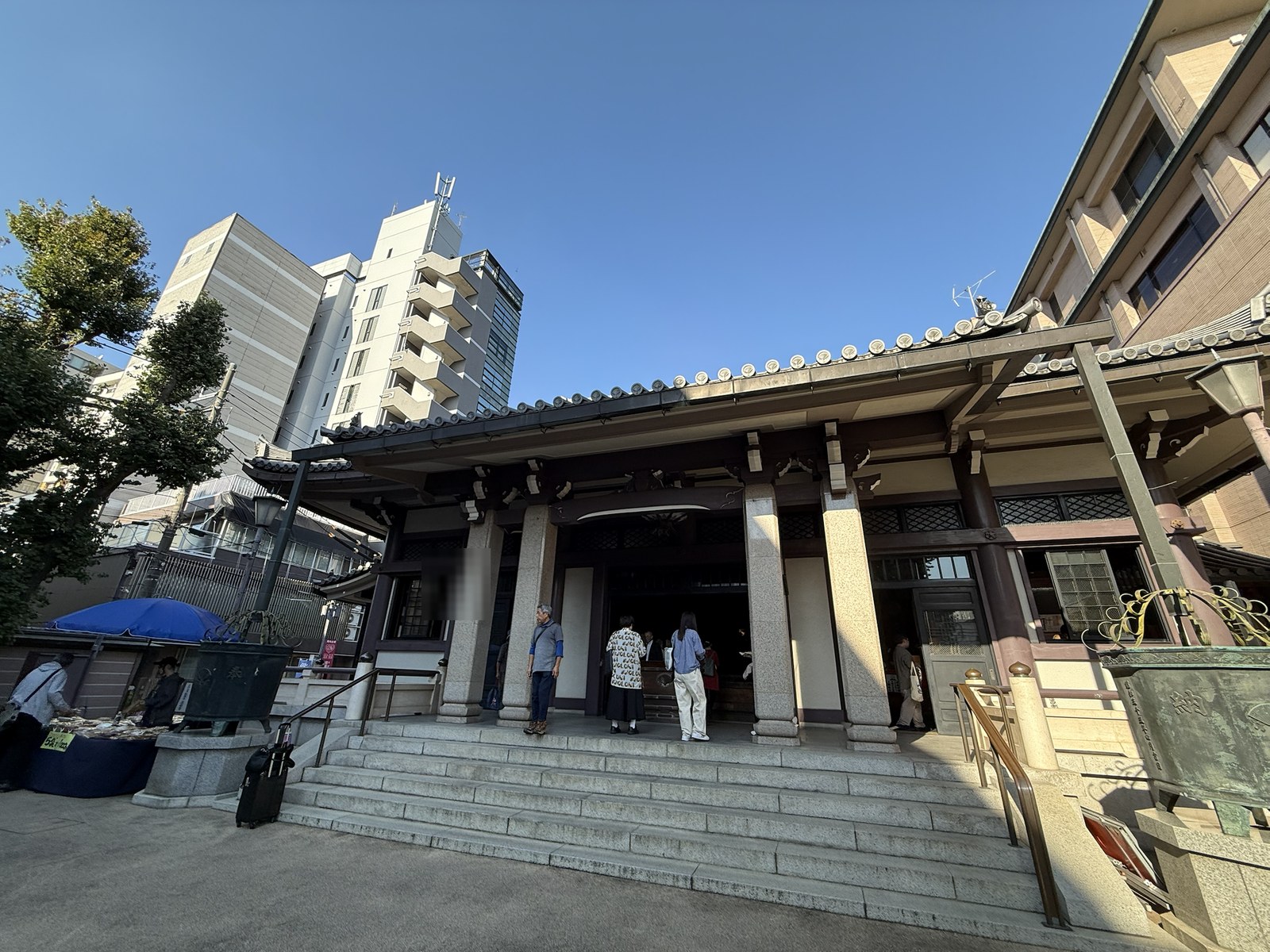 階段とスロープが設けられた高岩寺の本堂地蔵殿