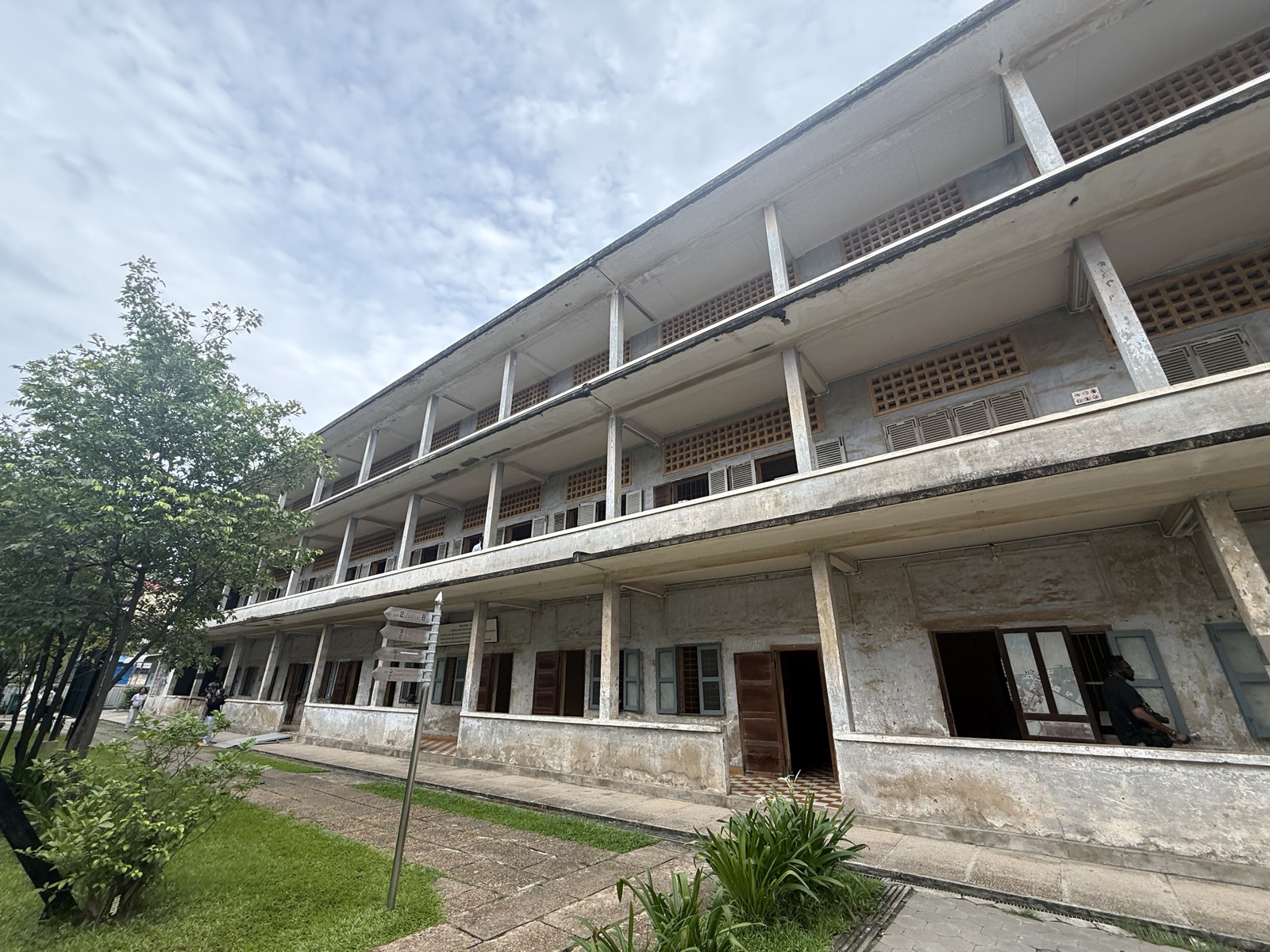 学校だった面影が残るトゥールスレン虐殺博物館の建物