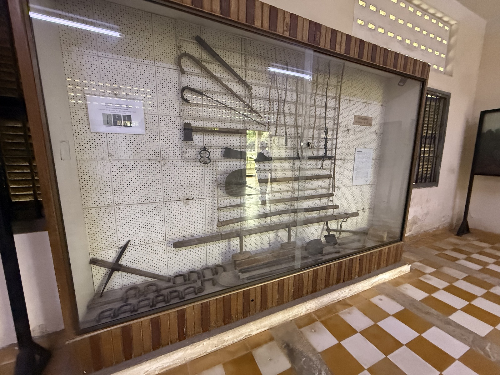 トゥールスレン虐殺博物館の室内に展示された拘束具